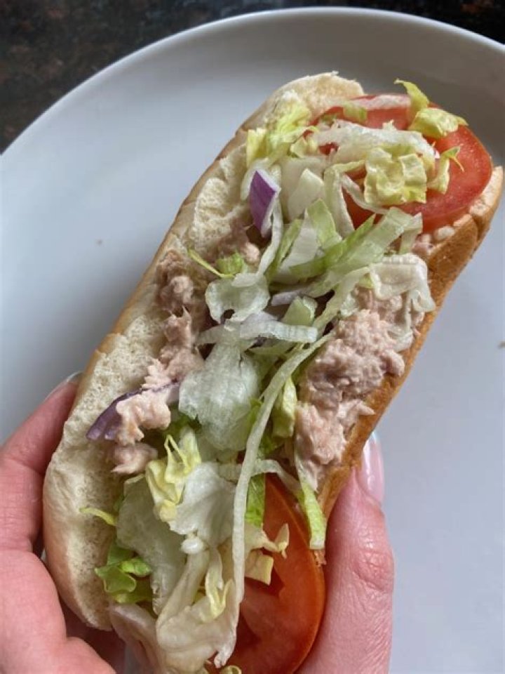 How many calories are in a tuna sub from Subway