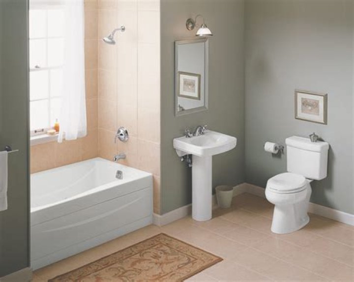 What is an alcove tub